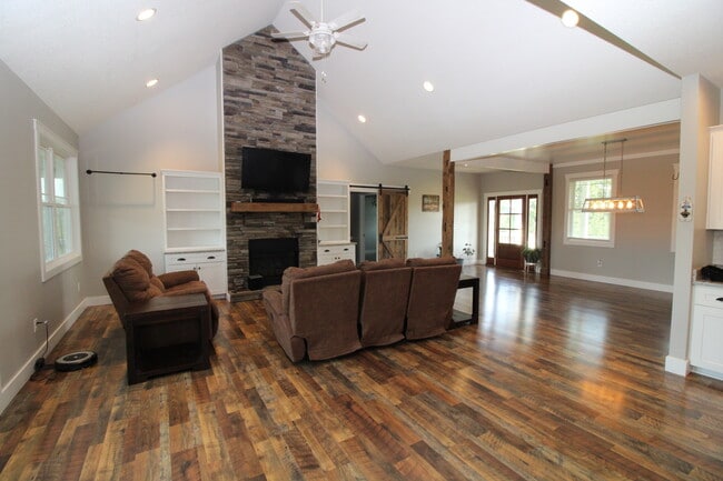 Foto del edificio - 1355 Bear Creek Rd