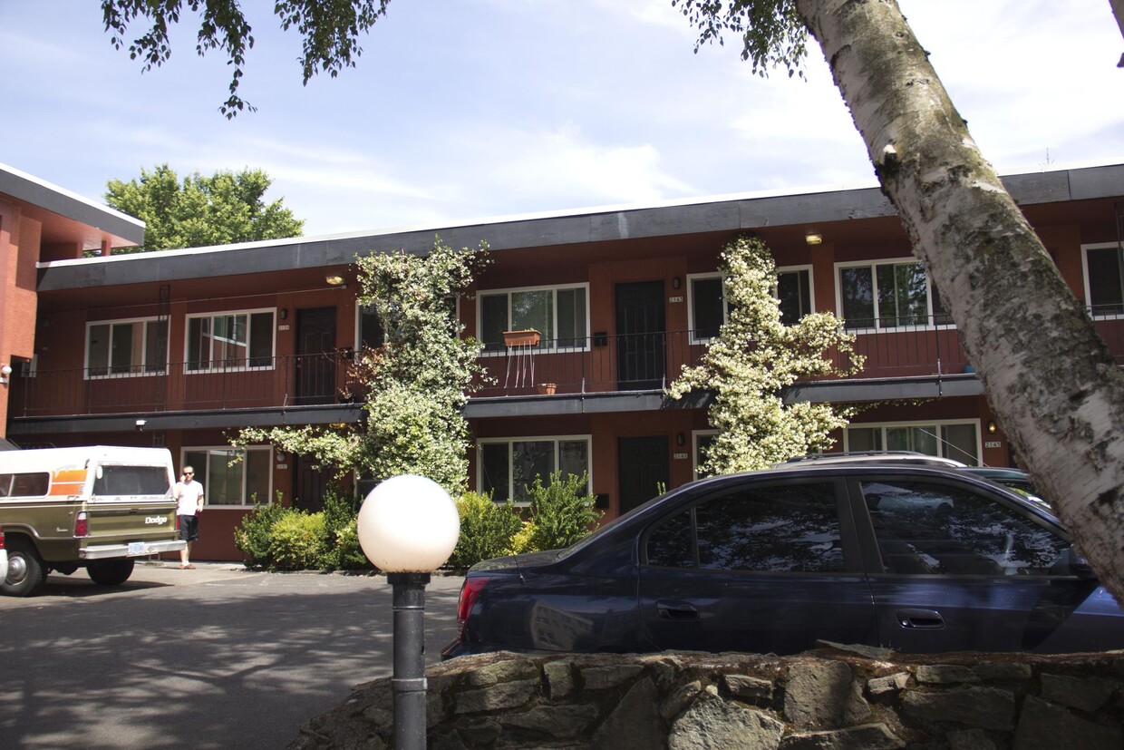 Primary Photo - 2bed, hardwoods, granite, dishwasher, park...