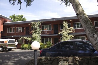 Building Photo - 2137 NE Halsey St