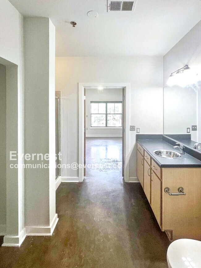 Foto del edificio - 2 Bedroom Condo at the Bristol on Broadway...