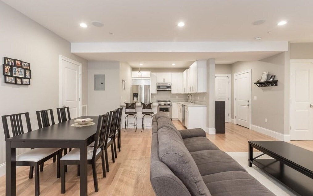 Foto principal - 111 B St