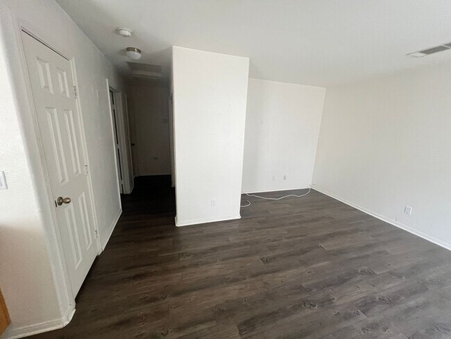 Foto del edificio - 6320 Mesquite Ave