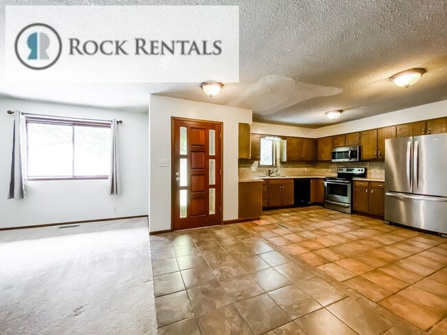 Building Photo - 3 Bed 2 Bath House near the Crazy Horse Go...