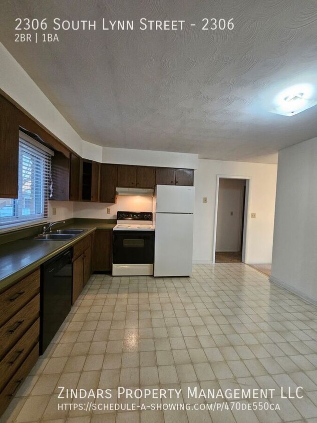 Foto principal - 2 Bed 1 Bath Duplex with Attached Garage i...