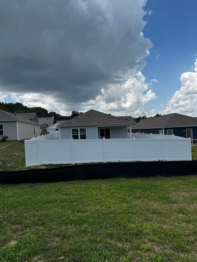 Building Photo - 1131 Clearwater Ln
