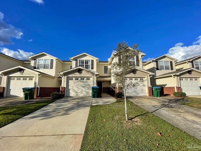 Building Photo - 707 Majestic Dr