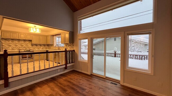 Foto del edificio - Call Today! Beautiful, Spacious 4 bedroom,...
