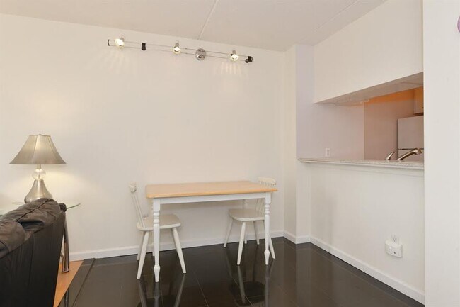 Foto del edificio - 4 Martine Ave