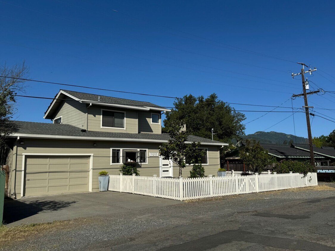 Primary Photo - Beautiful Home on a quiet street