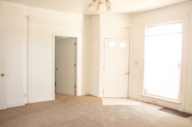 Building Photo - 3 Bedroom, 1 Bath Blocks From Harry's!