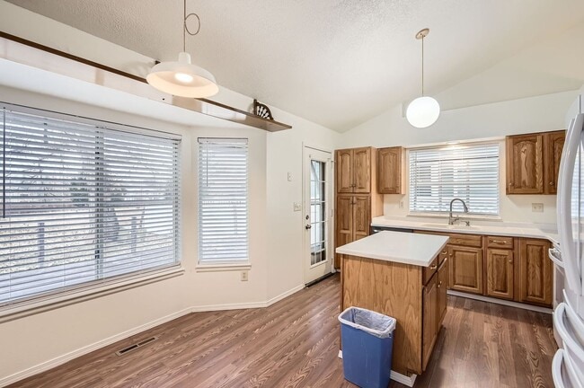 Foto del edificio - Beautiful Move in Ready Ranch Home in Sanderson Creek Neighborhood of Lakewood- New paint and car...