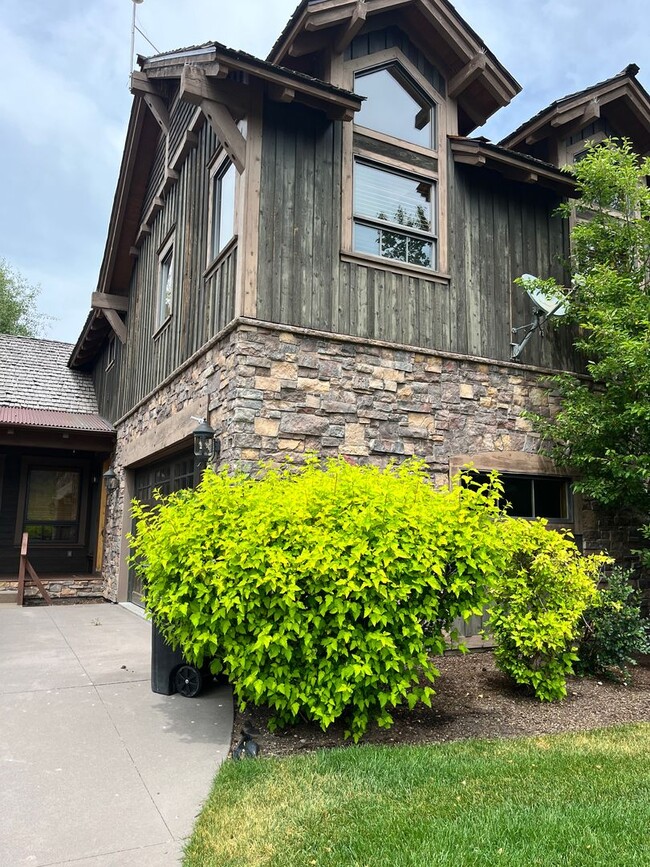 Building Photo - 3 Bedroom, 3.5 Bath Home in Teton Springs – Victor, ID | Available Now