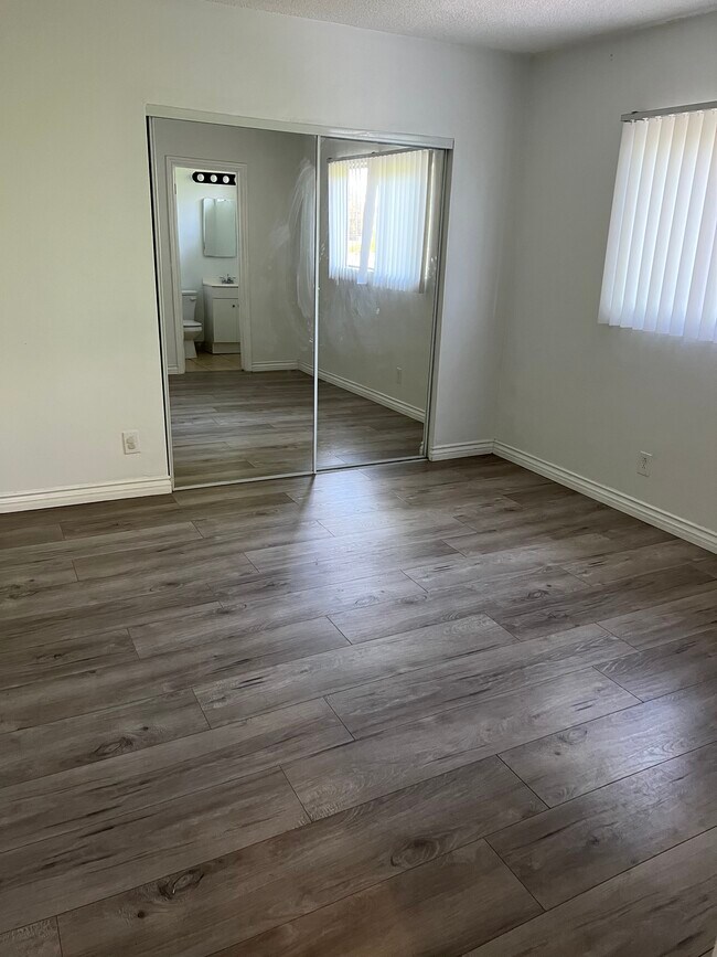 Master bedroom - 6922 Hazeltine Ave