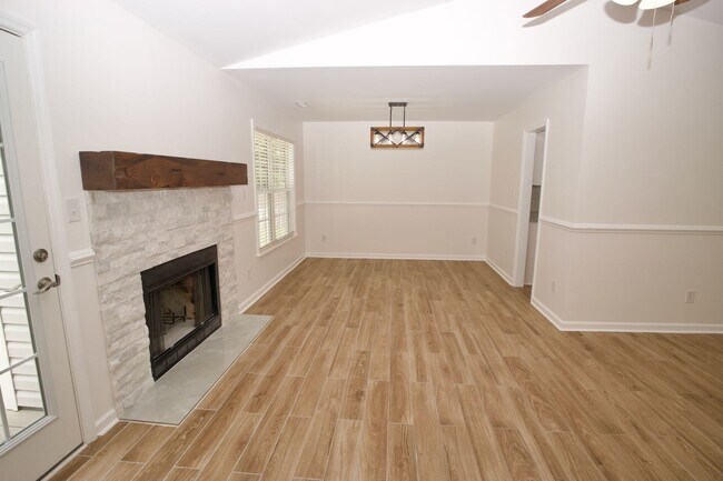 Foto del edificio - 210 Hayden Pl