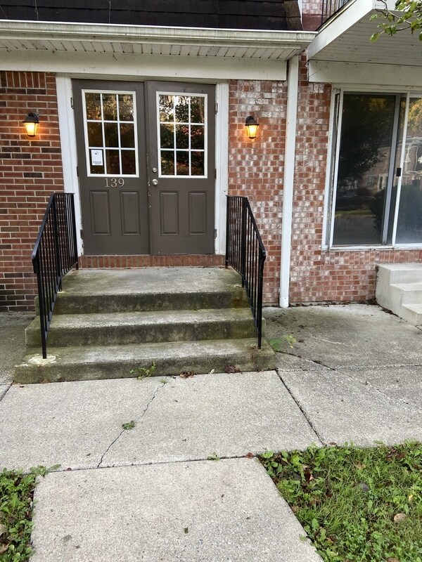 Primary Photo - 139 Creekside Dr