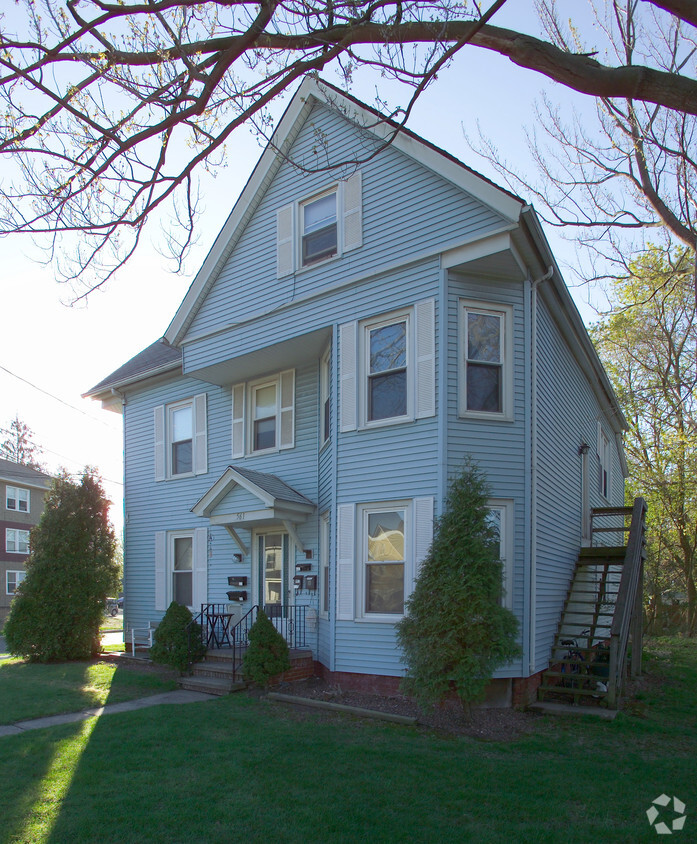 Building Photo - 561 Chicopee St