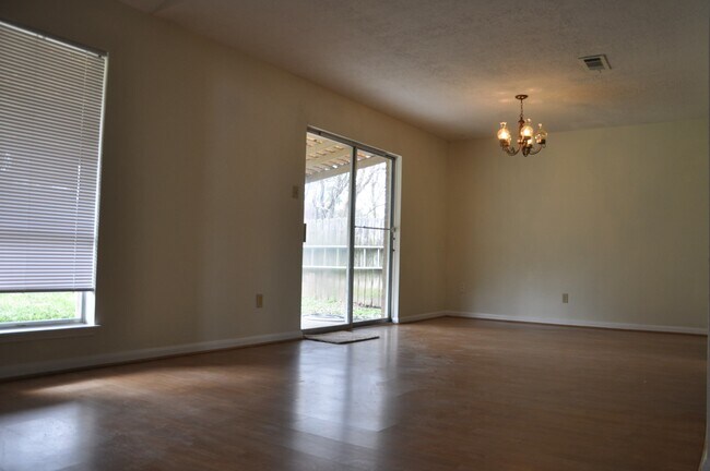 Foto del edificio - 16454 Hickory Knoll Dr