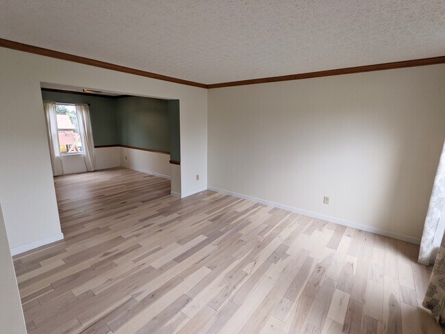 FamilyRoom-1 - 1827 Aurora Ave