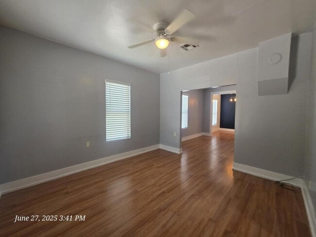 Building Photo - 305 Grandview Ave