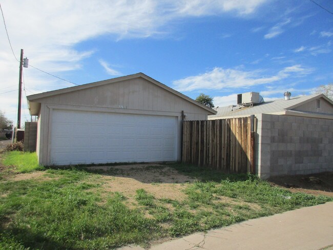 Building Photo - 3301 W Sweetwater Ave