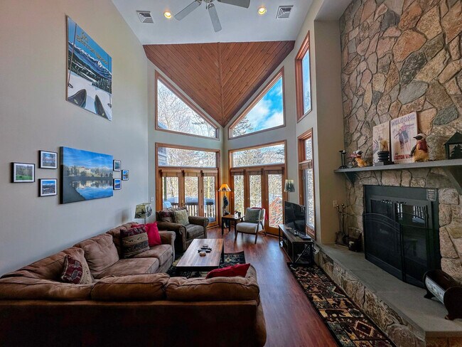 Foto del edificio - 307 Crawford Ridge Rd