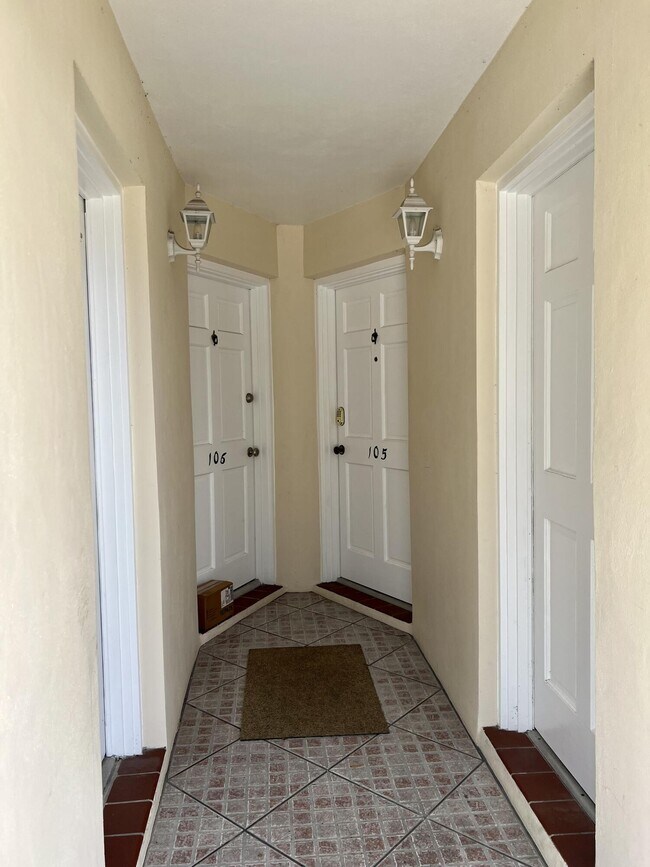 Building Photo - 478 Tequesta Dr