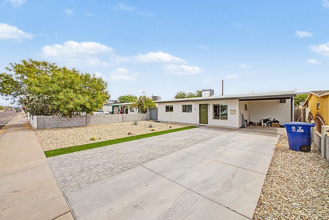 Building Photo - 2025 E Howe Ave