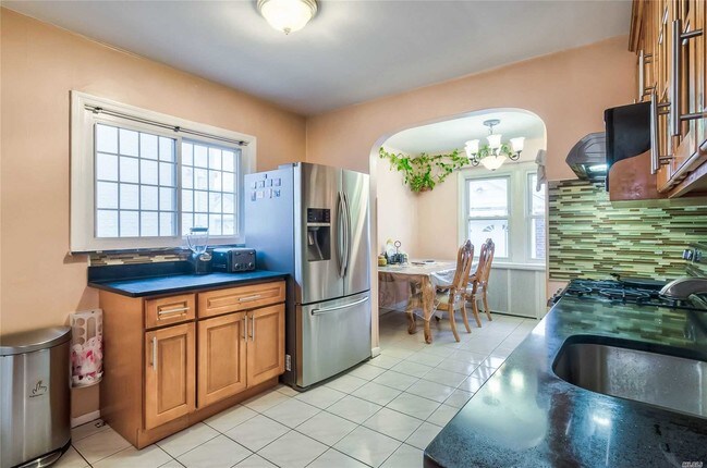 Foto del edificio - 82-41 256th St