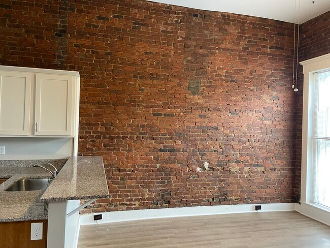 eat in area - 111 S Spring St