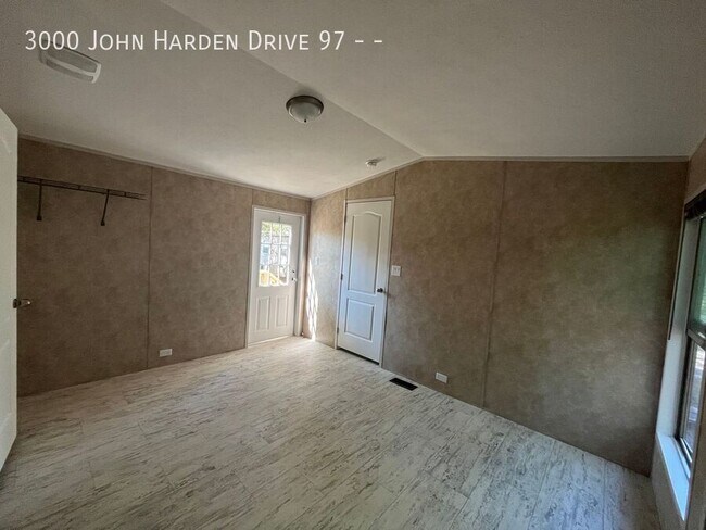 Foto del edificio - 3000 John Harden Dr