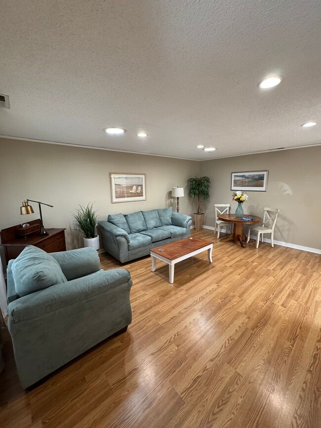 Building Photo - Fully Furnished Home Near the Beach in Gro...
