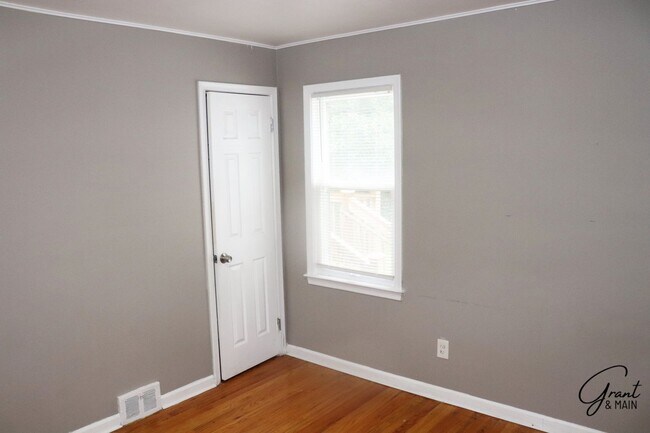 Foto del edificio - Spacious 3 Bedroom - 1 Bath - Redford - $1...