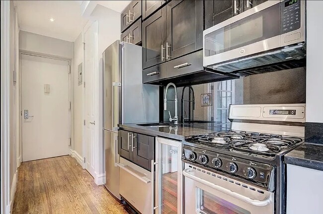 Building Photo - 722 Tenth Avenue