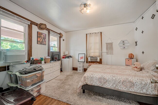 Foto del edificio - 5 Bed 2 Bath House - Downtown- Available 0...