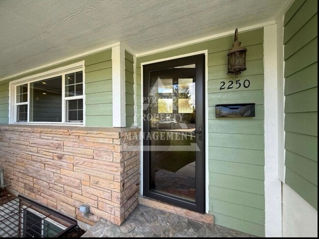 Building Photo - Beautiful Millcreek Home!