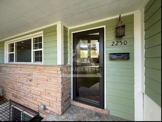 Foto del edificio - Beautiful Millcreek Home!