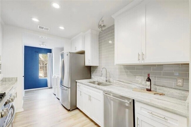 Foto del edificio - Spacious House with Beautiful Yard in Austin