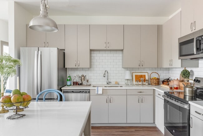 Building Photo - Kelly Hollow