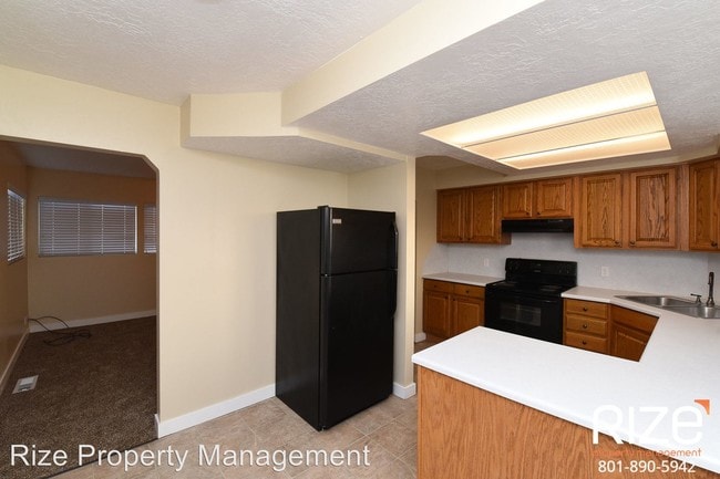 Building Photo - 5 br, 2 bath House - 225 Country Club Dr