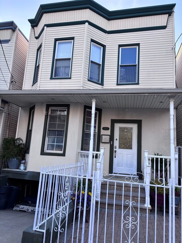 Foto principal - 7407 2nd Ave