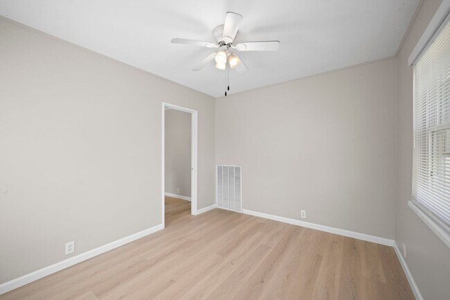 Foto del edificio - 521 Hawkins Rd