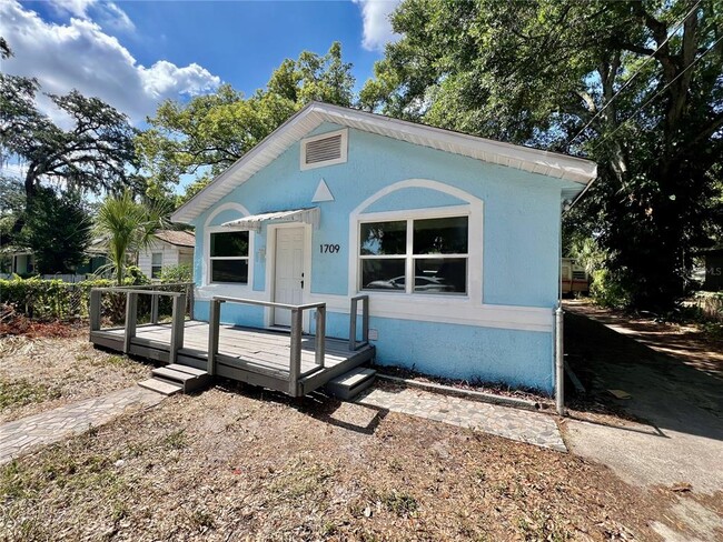 Building Photo - 1709 E Chelsea St