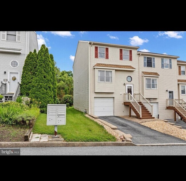 Foto del edificio - Spacious 3BR Townhome in Harrisburg