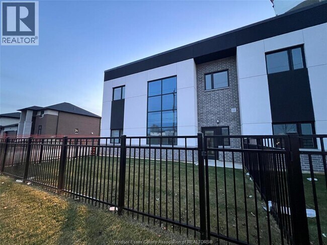 Photo du bâtiment - 4400 Laurier Pkwy