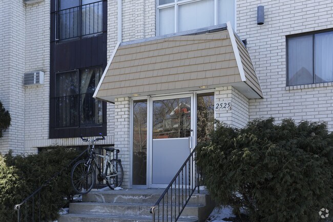 Foto del edificio - 2525 Harriet Ave S