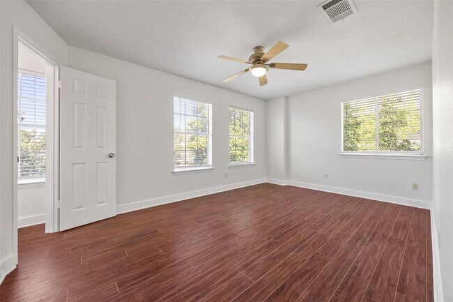 Foto del edificio - 8501 Fern Bluff Ave