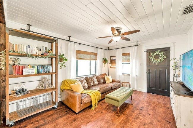 Foto del edificio - 16084 Stur St