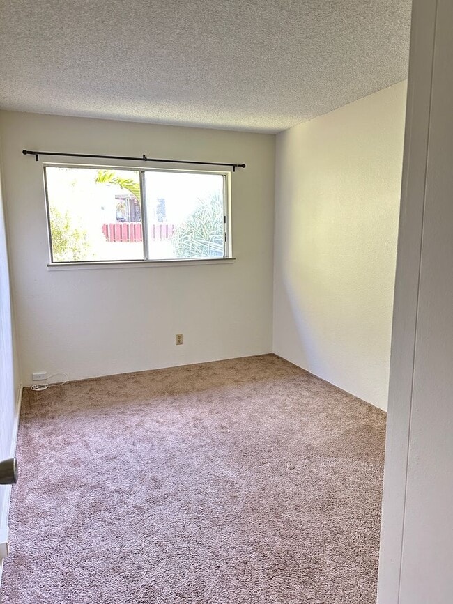 Building Photo - Completely renovated cool & breezy upper M...