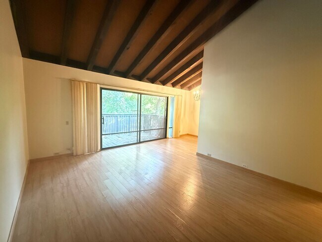 Foto del edificio - 1 bed 1 bath available in the Arden area of Sacramento!