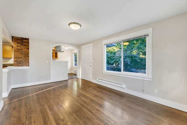 Building Photo - Amazing 4bed/2bath Duplex Close to Seattle University!